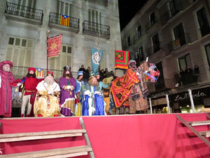 La Cavalcada de Reis 2015. Arribada a la pla&ccedil;a del Vi i rebuda de l'alcalde