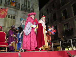 La Cavalcada de Reis 2015. Arribada a la pla&ccedil;a del Vi i rebuda de l'alcalde