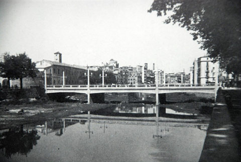 El pont de l'alferes Huarte, que comunica la plaça Calvet i Rubalcaba amb el carrer del Carme