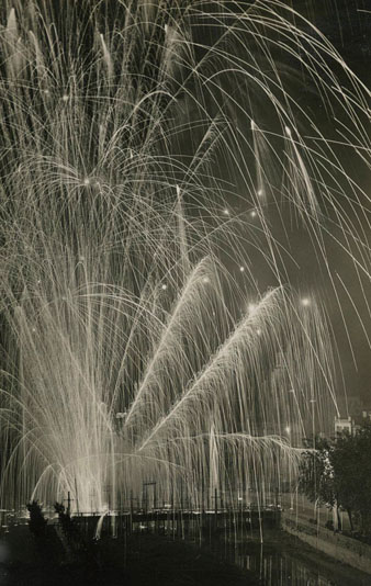 Els tradicionals focs de Fires, al pont de l'alferes Huarte i el riu Onyar