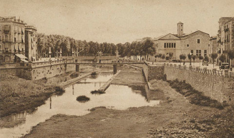 El llit del riu Onyar a l'altura del pont del Pes de la Palla, amb el pont de l'alferes Huarte al fons