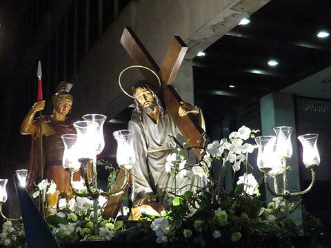 El pas de la Caiguda de Jes&uacute;s i vestes de la confraria de Jes&uacute;s Crucificat