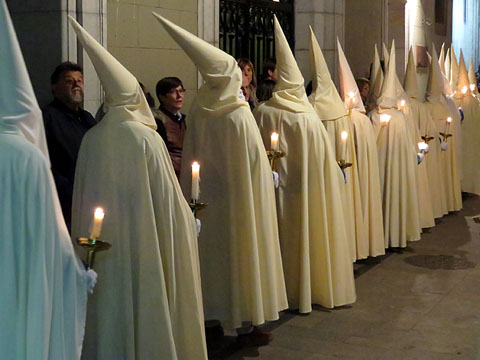 Vestes de la confraria del Silenci