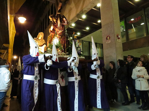 El pas de la Trobada de Jes&uacute;s amb la Ver&ograve;nica i vestes de la confraria de la Santa Fa&ccedil;