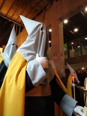 Vestes de la confraria del Davallament