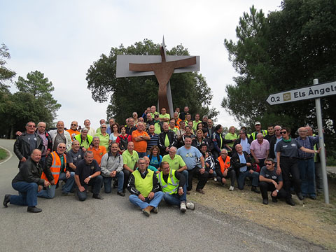 Foto de grup de components de l'Associació de Motos Històriques Gironines amb els promotors de la benedicció