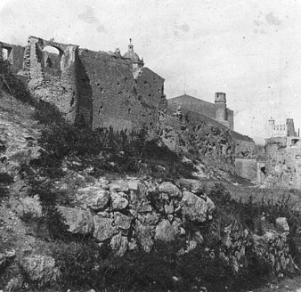 La Torre Magdala a la dreta, al costat del campanar de Sant Feliu