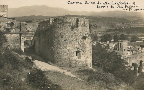 Vista del Portal de Sant Cristòfol. A l'esquerra s'observa la Torre Magdala