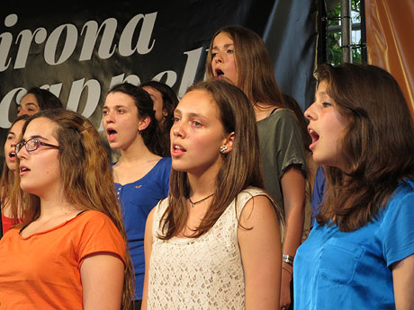 Festival A Capella 2015. Cor Jove del Conservatori Isaac Alb&eacute;niz a la pla&ccedil;a de la Independ&egrave;ncia