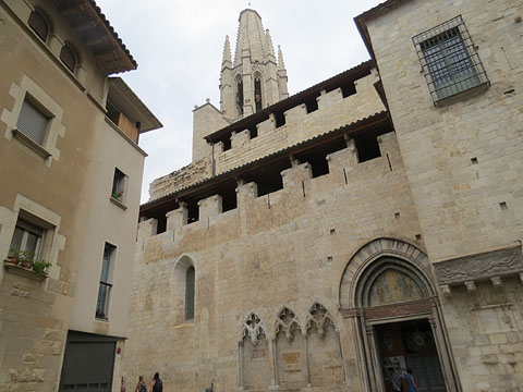 El campanar de la basílica de Sant Feliu des de la façana sud