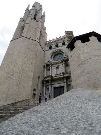 El campanar des de la plaça de Sant Feliu