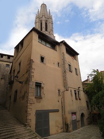 El campanar des de la façana nord de Sant Feliu