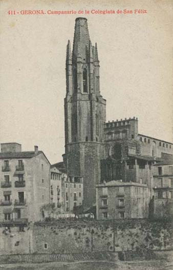 Església de Sant Feliu vista des de l'altra banda del riu. S'observa el campanar, la façana barroca i l'escalinata d'accés des de la plaça Sant Feliu. 1900-1910