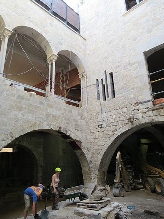 Façana interior restaurada i àrea de les excavacions