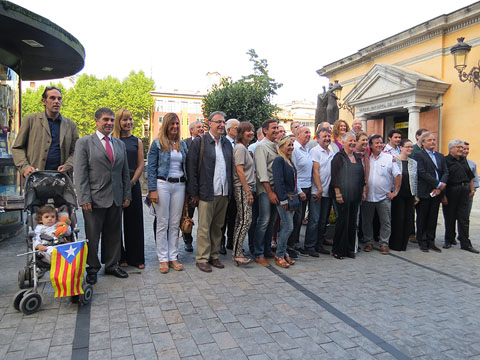 Foto de fam&iacute;lia d'assistents, despr&egrave;s de la ofrena floral