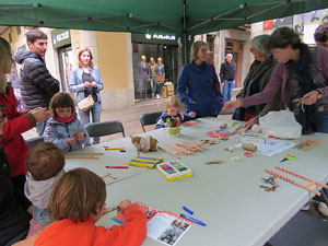 Festes de Primavera de Girona 2015. Taller de Tarlanets a la Rambla de la Llibertat