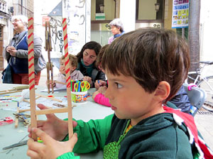Festes de Primavera de Girona 2015. Taller de Tarlanets a la Rambla de la Llibertat
