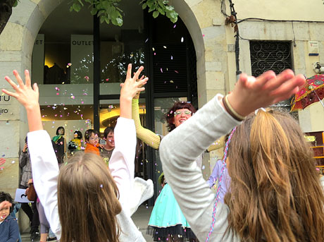 Festes de Primavera de Girona 2015. Espectacle Miss Umbrel&middot;la, per Cirquet Confetti