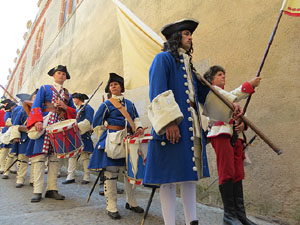 Girona resisteix! Jornades de recreació històrica de la Guerra de Successió. Desfilada pels carrers