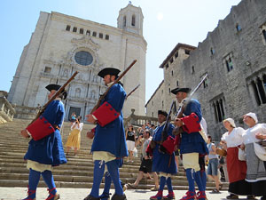 Girona resisteix! Jornades de recreació històrica de la Guerra de Successió. Desfilada pels carrers