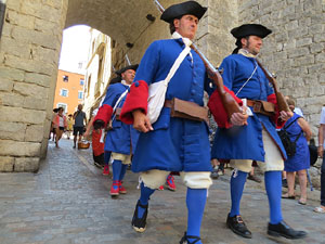 Girona resisteix! Jornades de recreació històrica de la Guerra de Successió. Desfilada pels carrers