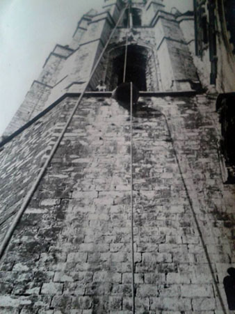 Col·locació de les cinc campanes actuals, beneïdes el 1946