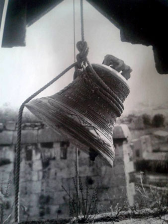 Col·locació de les cinc campanes actuals, beneïdes el 1946