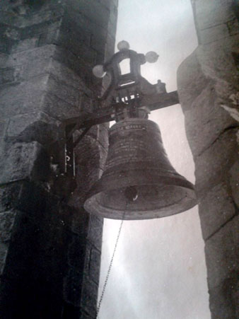 Col·locació de les cinc campanes actuals, beneïdes el 1946
