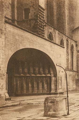 Vista de la plaça dels Apòstols amb el pou de la cisterna en primer terme. 1900-1910
