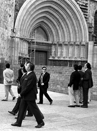 Visita del delegat nacional de la Joventut, Gabriel Cisneros Laborda, a Girona. S'observa la Porta dels Apòstols de la Catedral de Girona en obres. 30 de juny 1971
