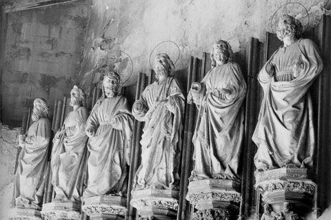 Els apòstols Maties, Jaume el menor, Mateu, Felip, Jaume el major i Pere, en una imatge de principis del segle XX