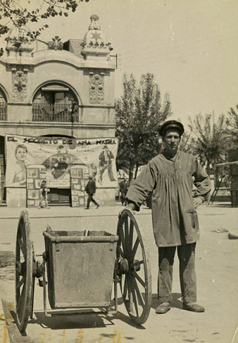 Retrat d'un escombraire a la plaça Independència davant el teatre Coliseu. 1936