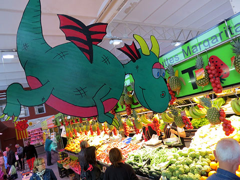 Decoració de Sant Jordi al Mercat del Lleó