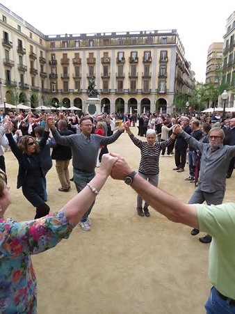 Sardanes a la plaça de la Independència