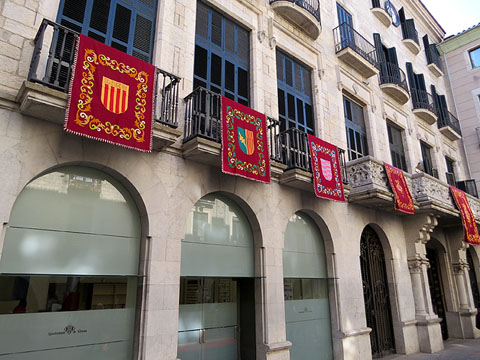 La façana de l'Ajuntament, amb el domassos dels antics pobles, avui annexionats a Girona, de Santa Eugènia de Ter, Sant Daniel i Palau-sacosta