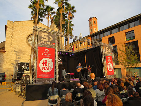 Festival Strenes 2015. Actuaci&oacute; de Halldor Mar a la pla&ccedil;a del Mercadal