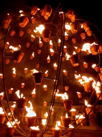 Bola de foc a les escales de la Catedral