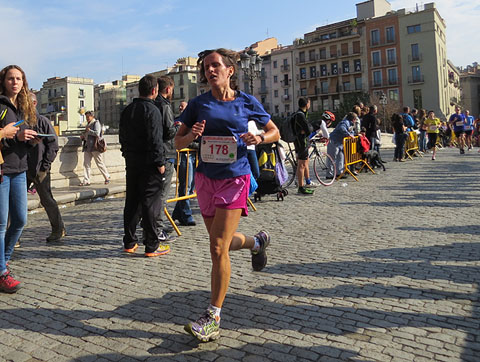 Ultims metres de la cursa dels 10 kms abans d'arribar a la meta al carrer Nou