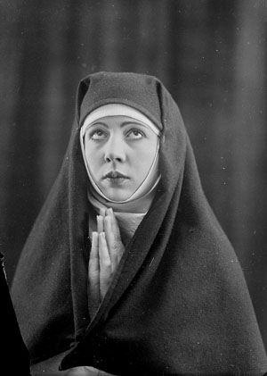 Festival MOT 2016. Exposici&oacute; Vides miN&Uacute;Scules al viaducte del tren