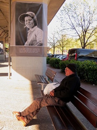 L'exposici&oacute; sota el viaducte del tren