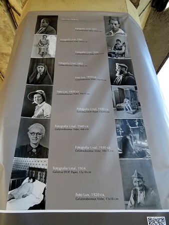 L'exposici&oacute; sota el viaducte del tren