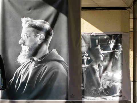 L'exposici&oacute; sota el viaducte del tren