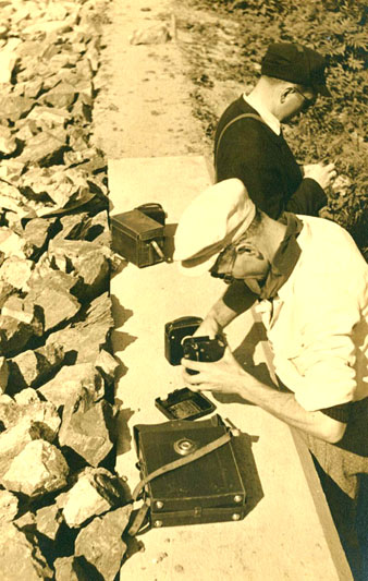 VII Festa del Pedal de Girona. Antoni Varés reparant la càmera en plena carretera. 6 de juny 1948