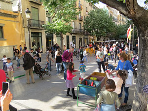 Festes de Primavera de Girona 2016. Activitats a la Rambla de la Llibertat: cavallets ecol&ograve;gics, tallers de circ, contes amb titelles