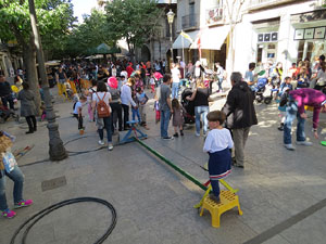 Festes de Primavera de Girona 2016. Activitats a la Rambla de la Llibertat: cavallets ecol&ograve;gics, tallers de circ, contes amb titelles