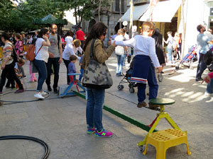 Festes de Primavera de Girona 2016. Activitats a la Rambla de la Llibertat: cavallets ecol&ograve;gics, tallers de circ, contes amb titelles