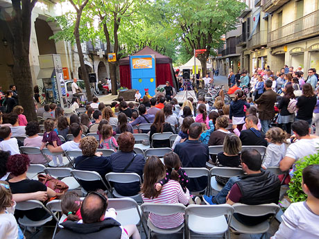 Festes de Primavera de Girona 2016. Activitats a la Rambla de la Llibertat: cavallets ecològics, tallers de circ, contes amb titelles
