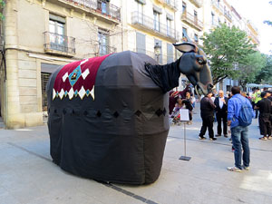 Festes de Primavera de Girona 2016. Cercavila de mulasses amb la Mula Baba i les Mulasses de Vilanova i la Geltrú