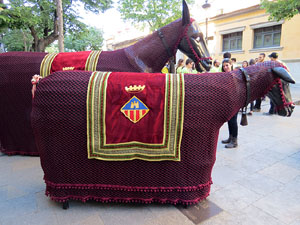 Festes de Primavera de Girona 2016. Cercavila de mulasses amb la Mula Baba i les Mulasses de Vilanova i la Geltrú