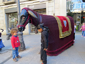 Festes de Primavera de Girona 2016. Cercavila de mulasses amb la Mula Baba i les Mulasses de Vilanova i la Geltrú